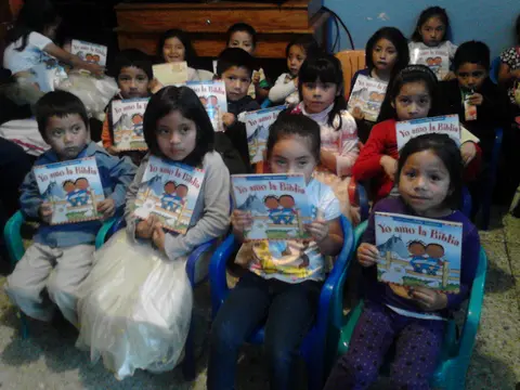 Uꞌjbꞌil kye kꞌwal te chꞌuq nimil te T-ark Noé/Material a los niños de la iglesia Arca de Noé.